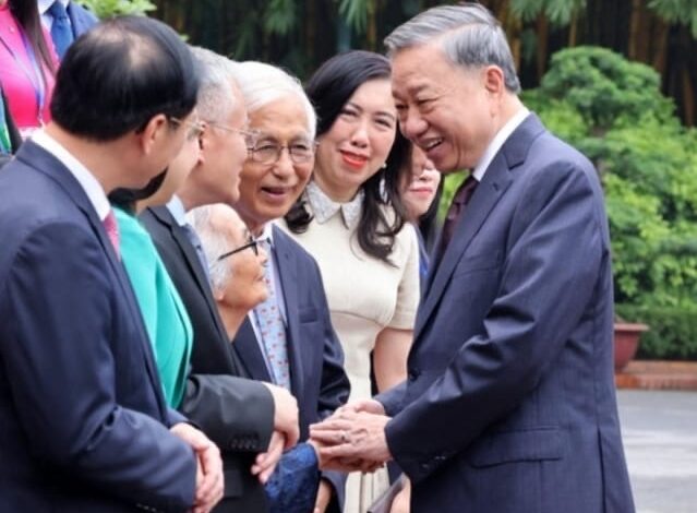 دولة فيتنام واحدة والأمة الفيتنامية واحدة وانتصار ابريل رمز للبطولة الثورية دولة فيتنام واحدة والأمة الفيتنامية واحدة وانتصار ابريل رمز للبطولة الثورية