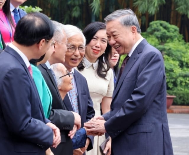 دولة فيتنام واحدة والأمة الفيتنامية واحدة وانتصار ابريل رمز للبطولة الثورية دولة فيتنام واحدة والأمة الفيتنامية واحدة وانتصار ابريل رمز للبطولة الثورية