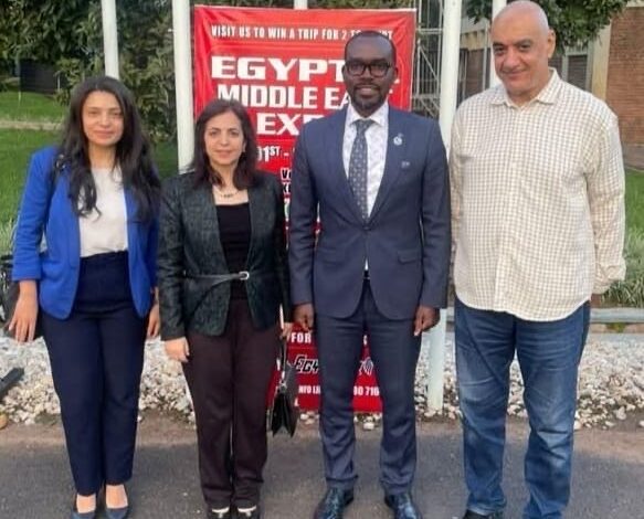 سفيرة مصر في رواندا تستقبل وزير التجارة والصناعة الرواندي عند تفقده معرض مصر والشرق الأوسط