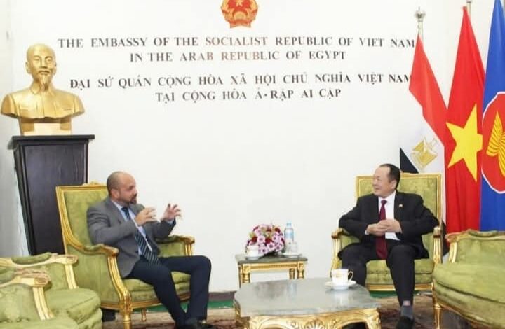 زيارة سفير كوبا لسفير فيتنام من أجل تعزيز العلاقات في جميع المجالات