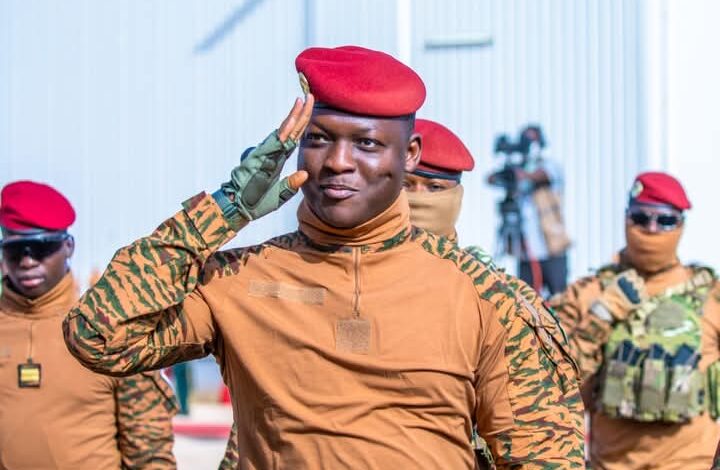 الكابتن ابراهيم تراوري رئيس بوركينافاسو معا وبالتضامن سننتصر على الإمبريالية والاستعمار الجديد