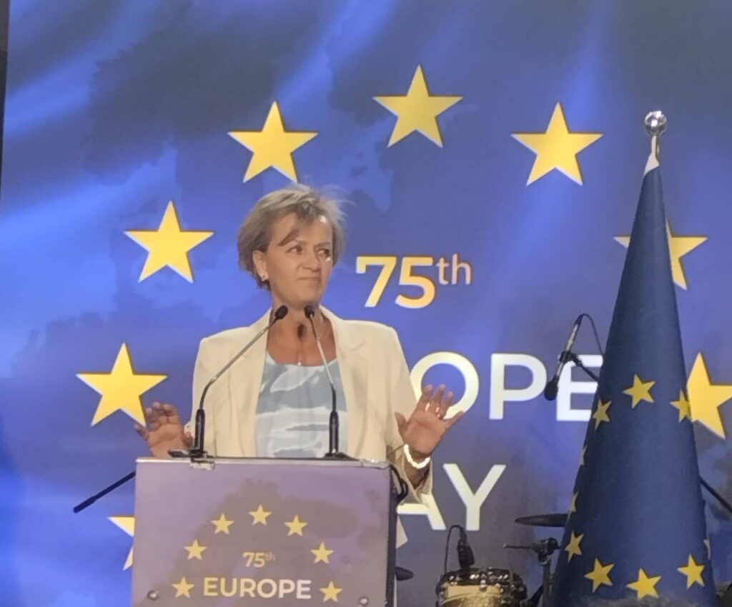 أنتم محور احتفالنا بيوم أوروبا، التاسع من مايو، محور الأمل والسلام.