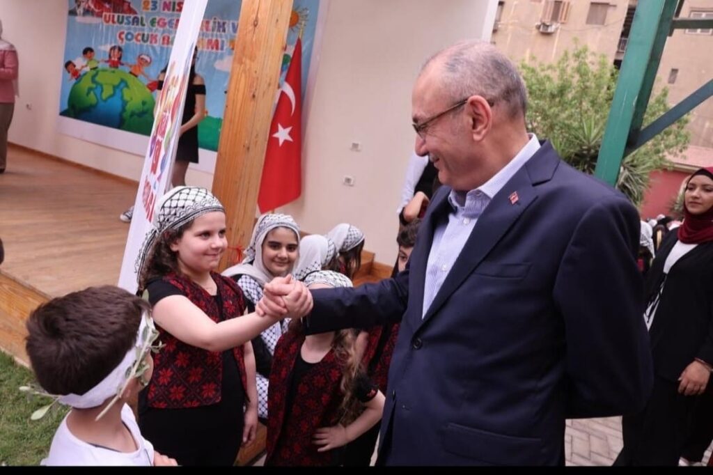 “في عيد الأب.. السفير التركي: تركيا أبٌ لكل يتيم وسندٌ لكل مستضعفء” “في عيد الأب.. السفير التركي: تركيا أبٌ لكل يتيم وسندٌ لكل مستضعفء”