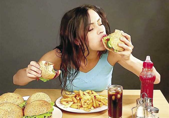 الأكل السريع والأمراض المزمنة.. هل يدفع جيل اليوم ثمن السرعة؟