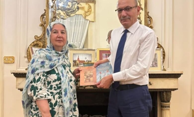 سفير تركيا يوصي الطلاب الذين يدرسون اللغه التركيه بالبحث في أعمال يونس امره