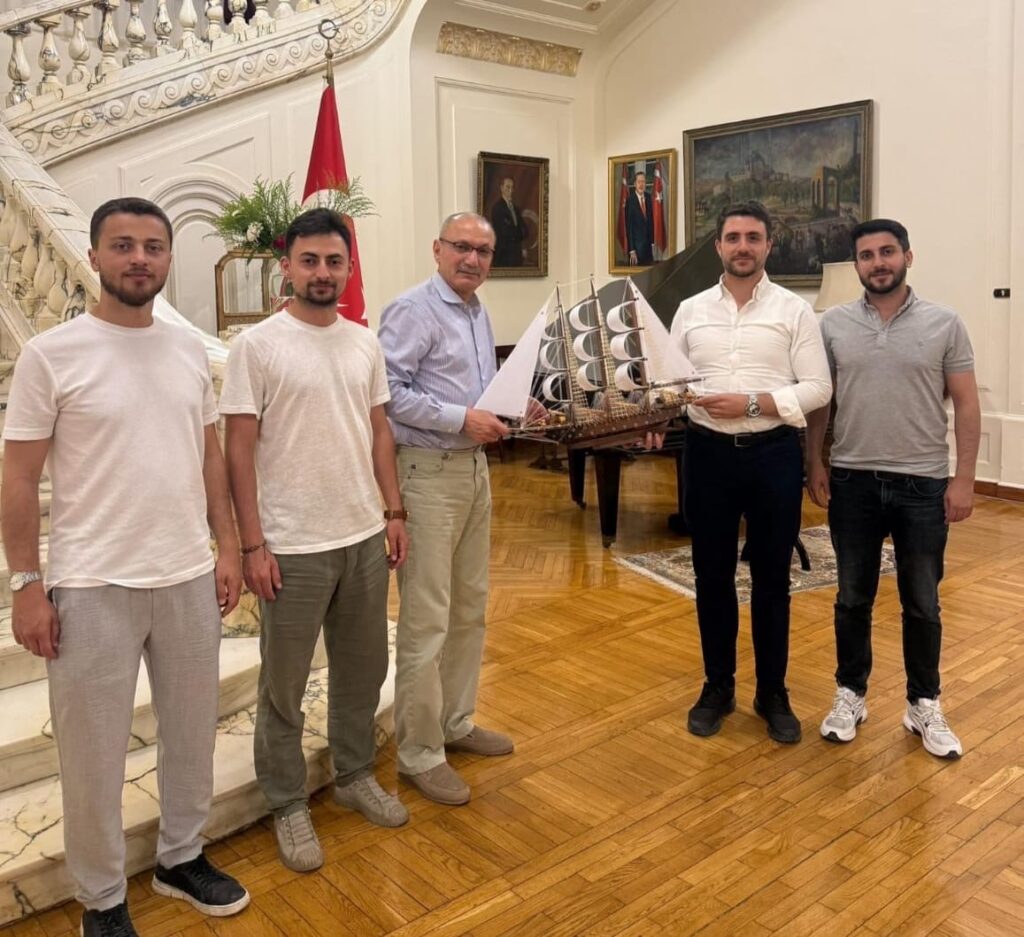 في إطار التضامن مع اهلنا في غزه أشكر الشباب التركي الذي جاء إلى القاهرة