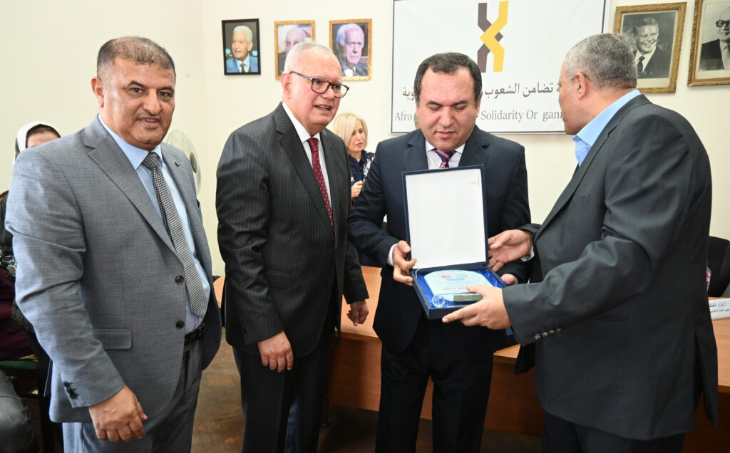 المستشار الإعلامي والسياسي لسفارة طاجيكستان عقب تكريمه في عيد الإعلاميين طاجيكستان ومصر لهما علاقات تاريخية المستشار الإعلامي والسياسي لسفارة طاجيكستان عقب تكريمه في عيد الإعلاميين طاجيكستان ومصر لهما علاقات تاريخية