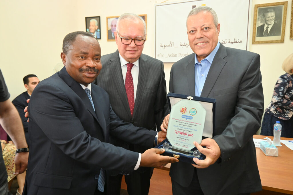 سفير بوروندي عقب تكريمه في عيد الإعلاميين هذا التكريم شرف لنا وعلاقتنا بمصر تاريخية