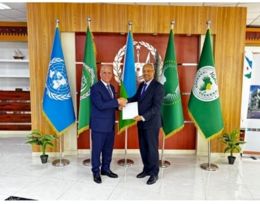 سفير العراق في القاهره يسلم نسخه من أوراق اعتماده سفيراً مفوضا لدي جيبوتي