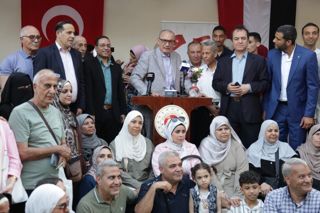 الاحتفال بعيد الأضحى في السفارة التركية في القاهرة مع عائلات من غزة ومصر. الاحتفال بعيد الأضحى في السفارة التركية في القاهرة مع عائلات من غزة ومصر.