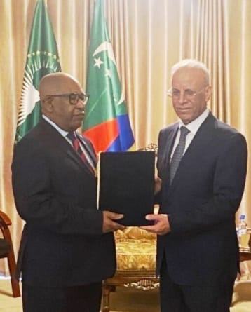 سفير العراق يلتقي رئيس جمهورية جزر القمر ويقدم له التهنئه بمناسبه مرور 50 عاما على تأسيس جزر القمر سفير العراق يلتقي رئيس جمهورية جزر القمر ويقدم له التهنئه بمناسبه مرور 50 عاما على تأسيس جزر القمر