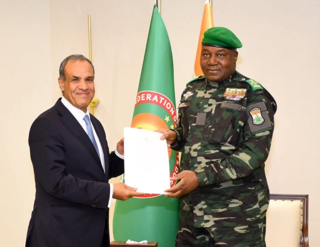 وزير الخارجية والهجرة يسلم رسالة خطية من فخامة رئيس الجمهورية الى رئيس جمهورية النيجر وزير الخارجية والهجرة يسلم رسالة خطية من فخامة رئيس الجمهورية الى رئيس جمهورية النيجر