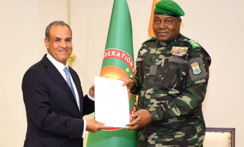 وزير الخارجية والهجرة يسلم رسالة خطية من فخامة رئيس الجمهورية الى رئيس جمهورية النيجر