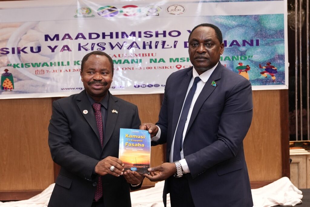 سفير بوروندي في اليوم العالمي للغة السواحيليه تحتفل مع أشقائنا بهذا اليوم وأملنا مزيداً من التعاون والسلام بلغة السلام سفير بوروندي في اليوم العالمي للغة السواحيليه تحتفل مع أشقائنا بهذا اليوم وأملنا مزيداً من التعاون والسلام بلغة السلام