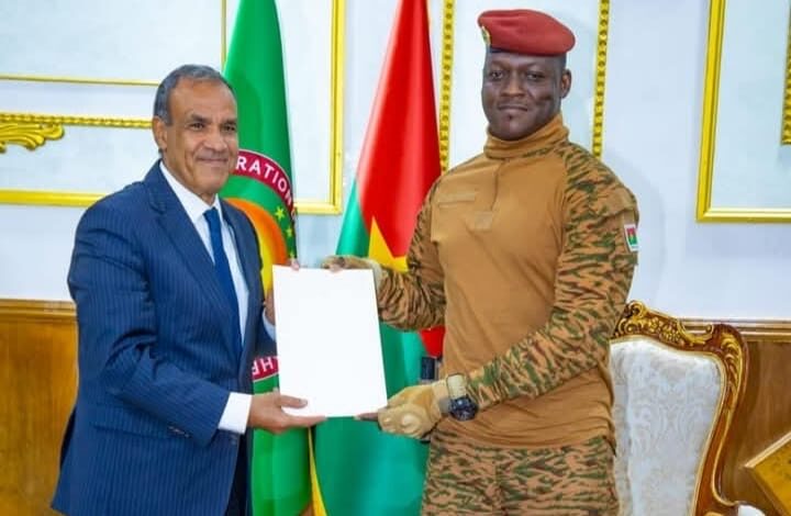 وزير الخارجية والهجرة يسلم رسالة خطية من فخامة رئيس الجمهورية الى رئيس بوركينا فاسو
