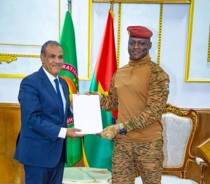 وزير الخارجية والهجرة يسلم رسالة خطية من فخامة رئيس الجمهورية الى رئيس بوركينا فاسو وزير الخارجية والهجرة يسلم رسالة خطية من فخامة رئيس الجمهورية الى رئيس بوركينا فاسو