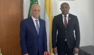 الدكتور قحطان طه خلف سفير العراق لدى مصر قدم اوراق اعتماده سفيراً مفوضا وفوق العادة لدى جزر القم