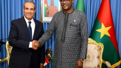 وزير الخارجية والهجرة يلتقي مع وزير خارجية بوركينا فاسو