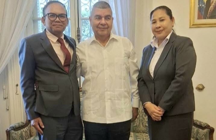 سفير كمبوديا ولقاء مع الأصدقاء قبل السفر لمزيد من التواصل وتعزيز التعاون المشترك