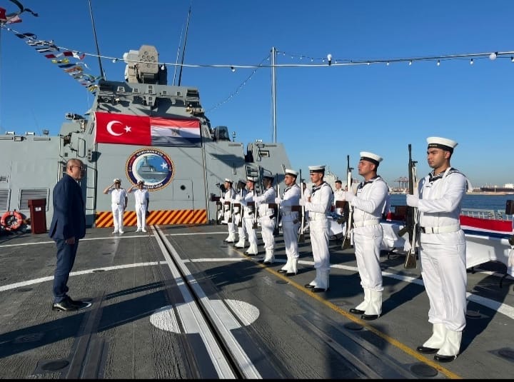 سفير تركيا كل التقدير للقيادة البحرية المصرية لكرم الضيافة وحفاوة الاستقبال التي أحاطت سفينتنا سفير تركيا كل التقدير للقيادة البحرية المصرية لكرم الضيافة وحفاوة الاستقبال التي أحاطت سفينتنا