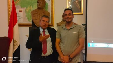 أحمد رضا يهدي السفارة الفنزويلية تمثالاً للراحل هوجو تشافيز.. وبارينتوس: فخور بفنان مصري لم يرَ فنزويلا ونجح في تجسيد قادتها