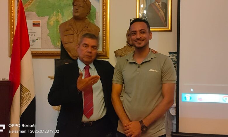 أحمد رضا يهدي السفارة الفنزويلية تمثالاً للراحل هوجو تشافيز.. وبارينتوس: فخور بفنان مصري لم يرَ فنزويلا ونجح في تجسيد قادتها