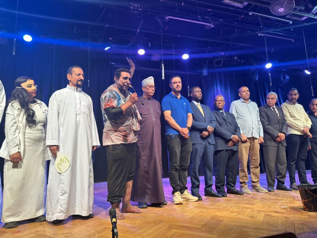 السفير الدكتور عمر المشري وعدد من مستشاري السفارة الليبية يتابعون عرض «مسرحية وجوه» نيابةً عن سعادة السفير عبد المطلب ثابت مندوب دولة ليبيا لدى جامعة الدول العربية