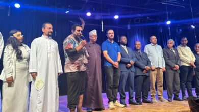 السفير الدكتور عمر المشري وعدد من مستشاري السفارة الليبية يتابعون عرض «مسرحية وجوه» نيابةً عن سعادة السفير عبد المطلب ثابت مندوب دولة ليبيا لدى جامعة الدول العربية