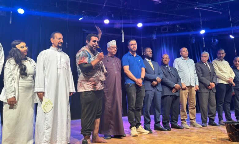 السفير الدكتور عمر المشري وعدد من مستشاري السفارة الليبية يتابعون عرض «مسرحية وجوه» نيابةً عن سعادة السفير عبد المطلب ثابت مندوب دولة ليبيا لدى جامعة الدول العربية