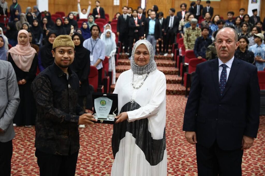 مستشارة شيخ الأزهر ورئيس قطاع مدن البعوث الإسلامية يفتتحان البرنامج التعريفي بالأزهر لطلاب إندونيسيا مستشارة شيخ الأزهر ورئيس قطاع مدن البعوث الإسلامية يفتتحان البرنامج التعريفي بالأزهر لطلاب إندونيسيا