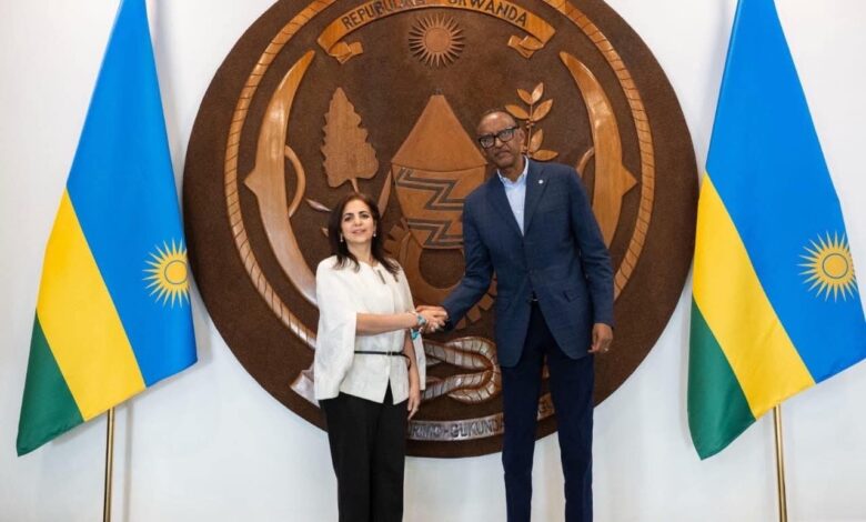 الرئيس الرواندي يستقبل السفيرة المصرية