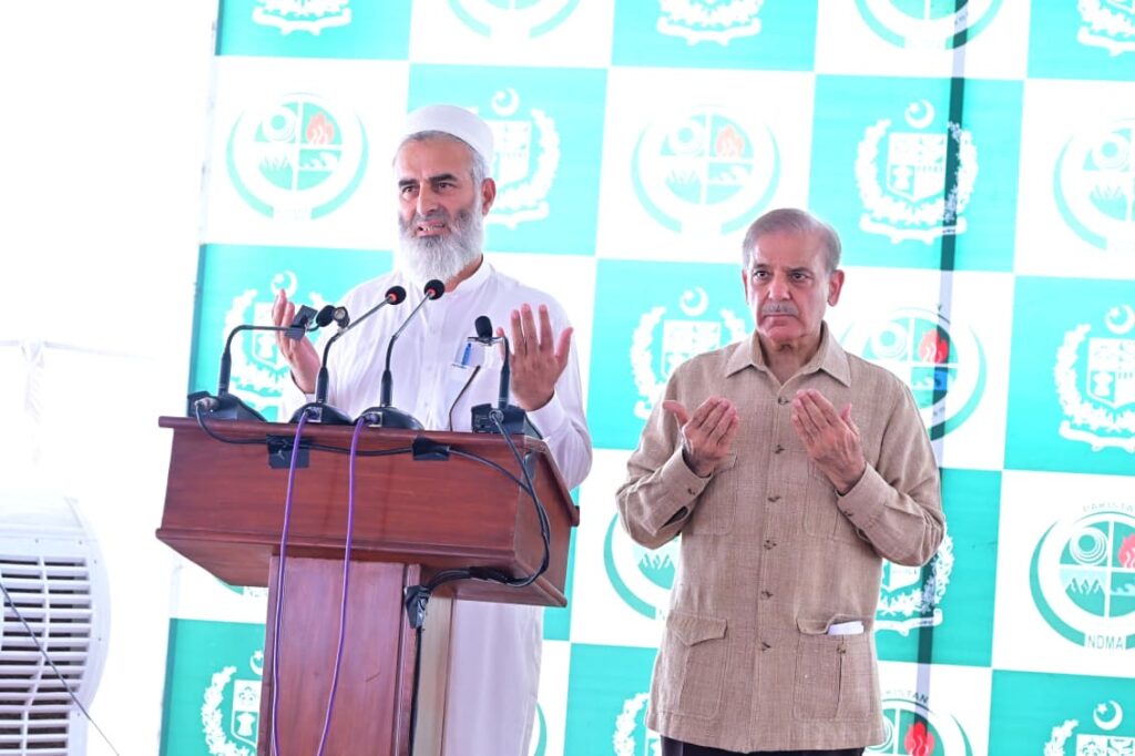 رئيس وزراء باكستان يزور المناطق المتضررة من الفيضانات و يؤكد على اتخاذ جميع التدابير الممكنة لتسريع جهود التعافي في المناطق المتضررة