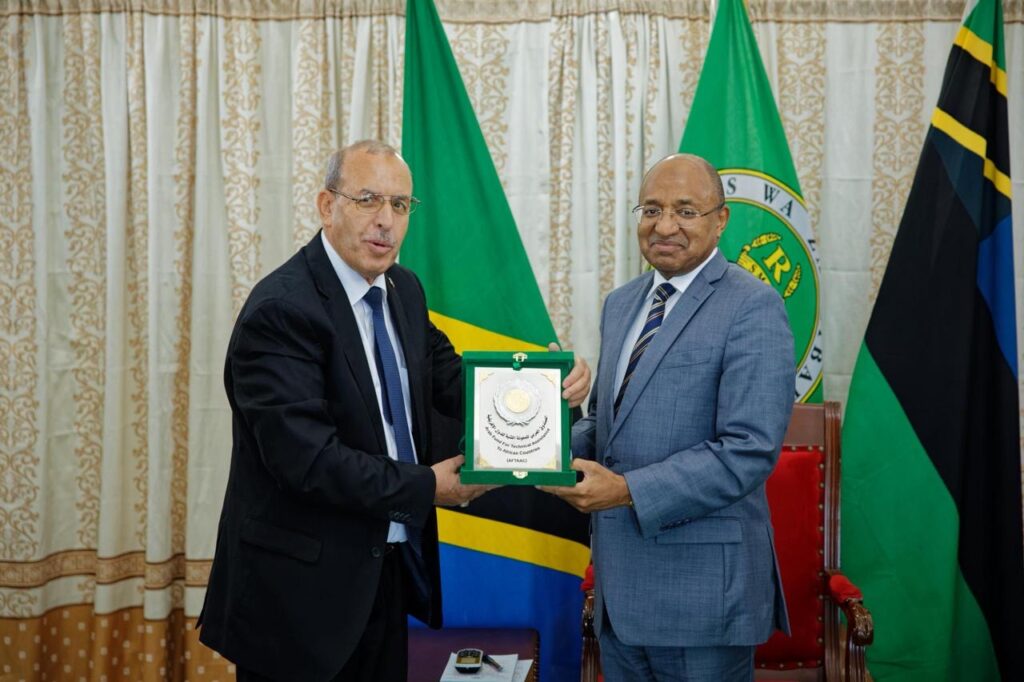 رئيس زنزبار يستقبل الأمين العام المساعد لجامعة الدول العربية مدير عام الصندوق العربي للمعونة الفنية للدول الإفريقية رئيس زنزبار يستقبل الأمين العام المساعد لجامعة الدول العربية مدير عام الصندوق العربي للمعونة الفنية للدول الإفريقية