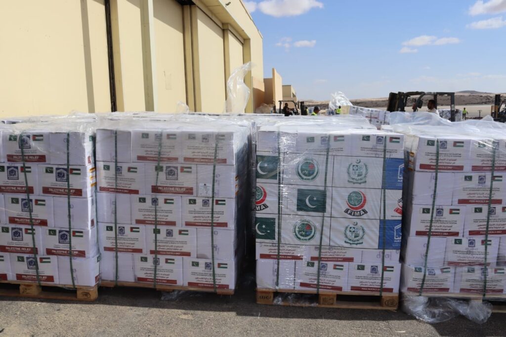 وصول الشحنة الرابعة من المساعدات الإنسانية الباكستانية لغزة إلى مطار العريش
