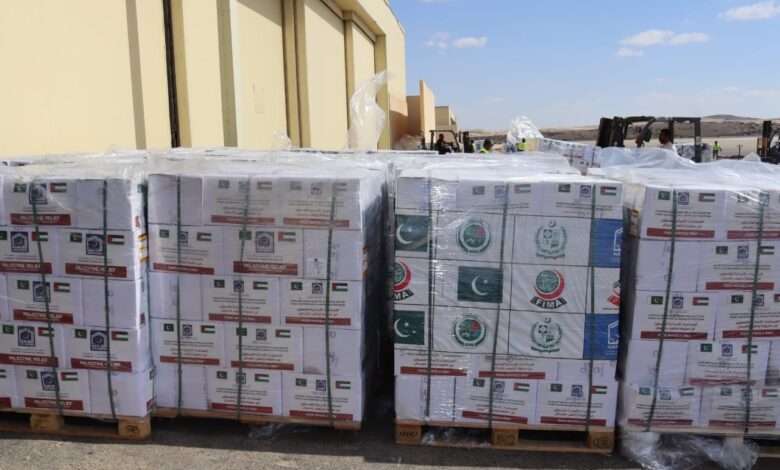 وصول الشحنة الرابعة من المساعدات الإنسانية الباكستانية لغزة إلى مطار العريش