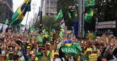 البرازيل على صفيح ساخن: أنصار بولسونارو يتظاهرون قبل الحكم في قضية الانقلاب