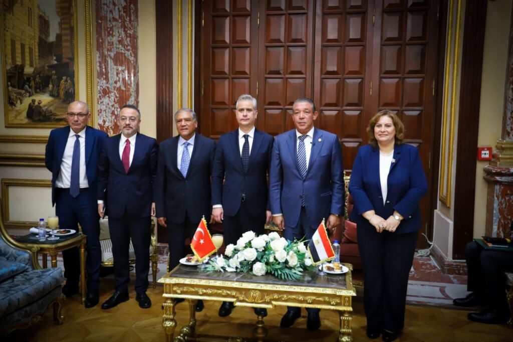 وفدٌ برلمانيٌّ تركيٌّ يزور معبرَ رفح تضامنًا مع أهالي غزةَ