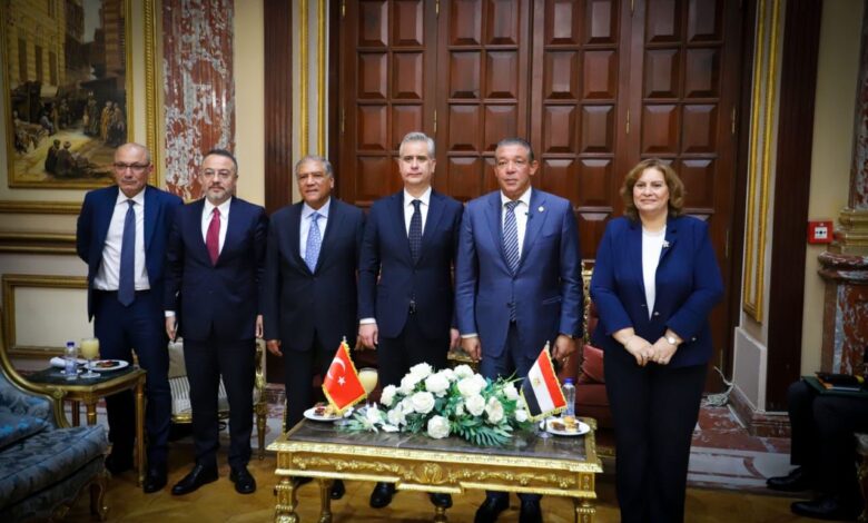 وفدٌ برلمانيٌّ تركيٌّ يزور معبرَ رفح تضامنًا مع أهالي غزةَ