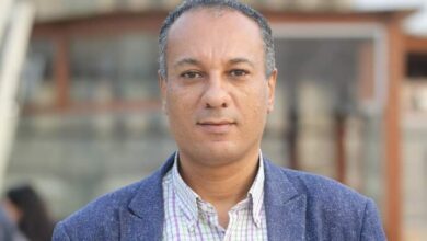 “عالم السوشيال ميديا: حيث الحقيقة تختفي والشهرة تُباع!”