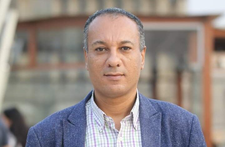 “عالم السوشيال ميديا: حيث الحقيقة تختفي والشهرة تُباع!”