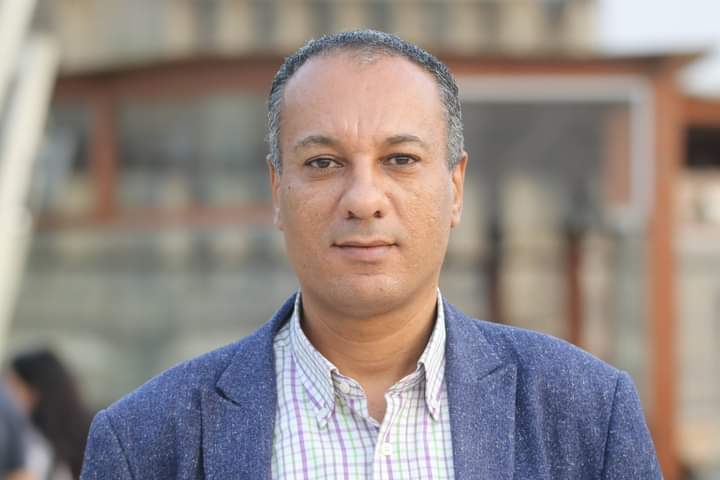 “عالم السوشيال ميديا: حيث الحقيقة تختفي والشهرة تُباع!”