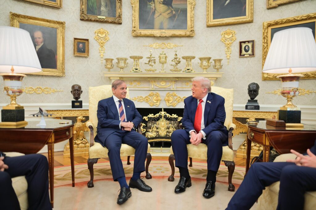 رئيس وزراء باكستان يلتقي الرئيس الأمريكي في البيت الأبيض