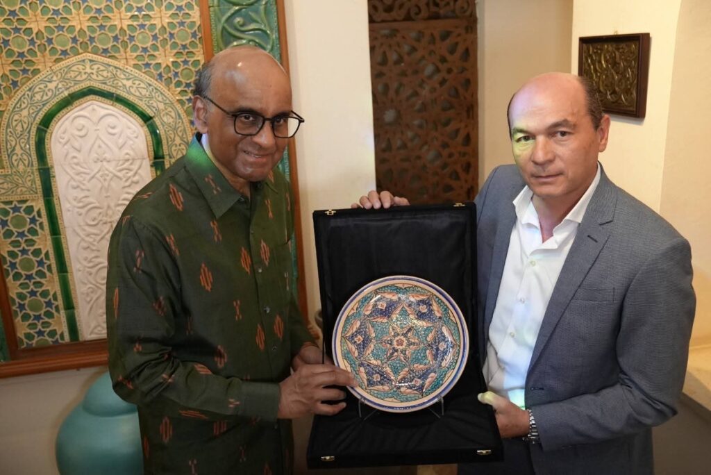 الرئيس السنغافوري يبدأ زيارته الرسمية لمصر بزيارة مركز الحرف بالفسطاط