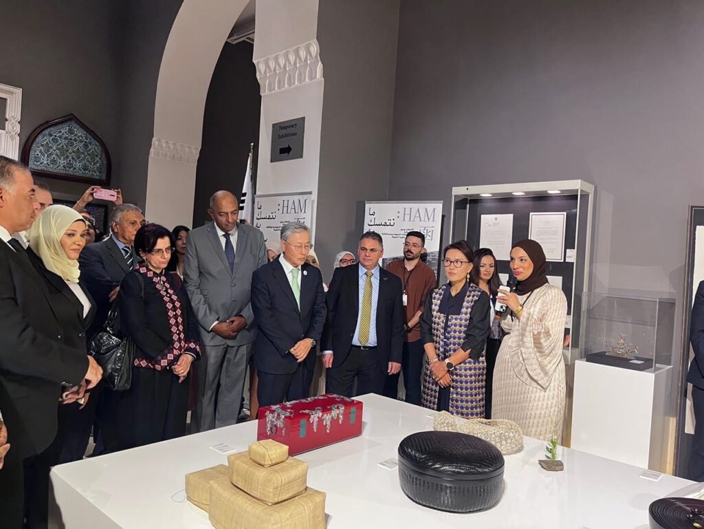 معرض “هام، ما نتمسك به” يستعرض 30 عامًا من الصداقة الكورية المصرية