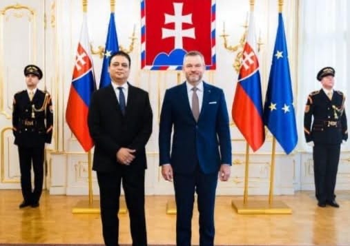 السفير المصري في سلوفاكيا يقدم أوراق اعتماده إلى رئيس الجمهورية السلوفاكية السفير المصري في سلوفاكيا يقدم أوراق اعتماده إلى رئيس الجمهورية السلوفاكية