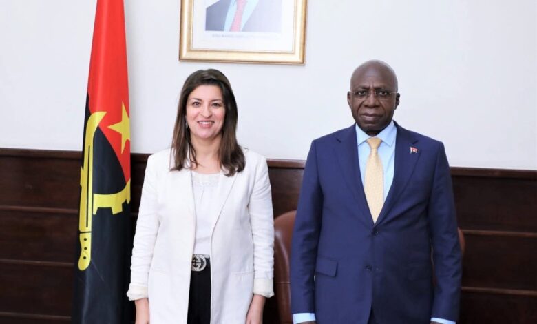 وزير خارجية انجولا يقدم التهنئه لمصر بمنصب المدير العام لليونسكو