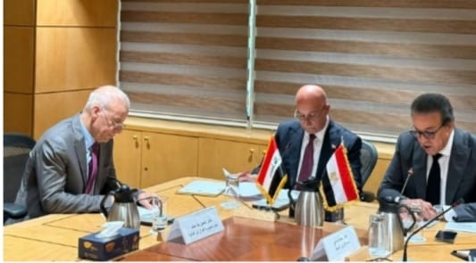 سفير العراق في القاهرة يستقبل وزير الصحة العراقي.