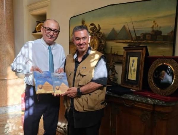 الكاتب التركي اوموت دينجشاهين في ضيافة سفير تركيا