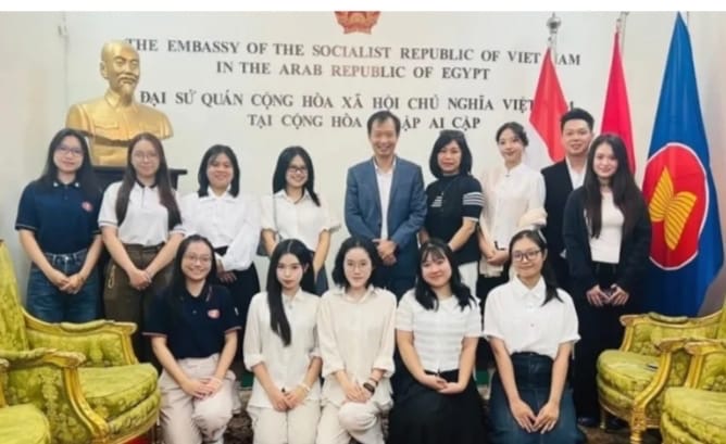 سفير فيتنام الجديد يستقبل طلاب فيتنام الدارسين للعربيه بجمهورية مصر العربية سفير فيتنام الجديد يستقبل طلاب فيتنام الدارسين للعربيه بجمهورية مصر العربية