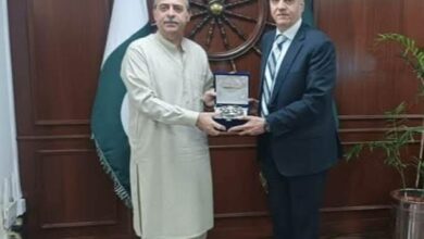 سفير مصر لدى باكستان يلتقي وزير الموارد البحرية الباكستاني لبحث فرص التعاون في مجال الموانئ والربط البحري